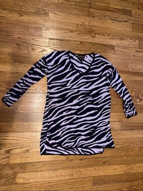 Dana Buchman Black and Light Lavender Zebra Stripe V-Neck Top